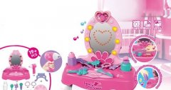Bộ đồ chơi trang điểm cho bé gái - món quà của cha mẹ