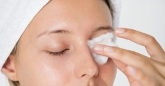Bôi kem chống nắng bị cay mắt? Nguyên nhân và xử lý