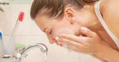 Có nên dùng sữa rửa mặt hay không? Dùng thế nào tốt nhất?