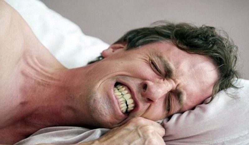 Mắc chứng nghiến răng khi ngủ điều trị như thế nào? 1