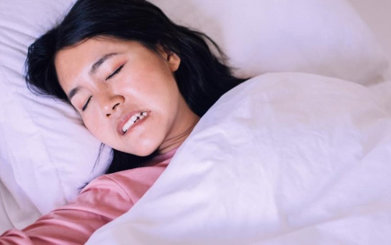 Mắc chứng nghiến răng khi ngủ điều trị như thế nào? 3